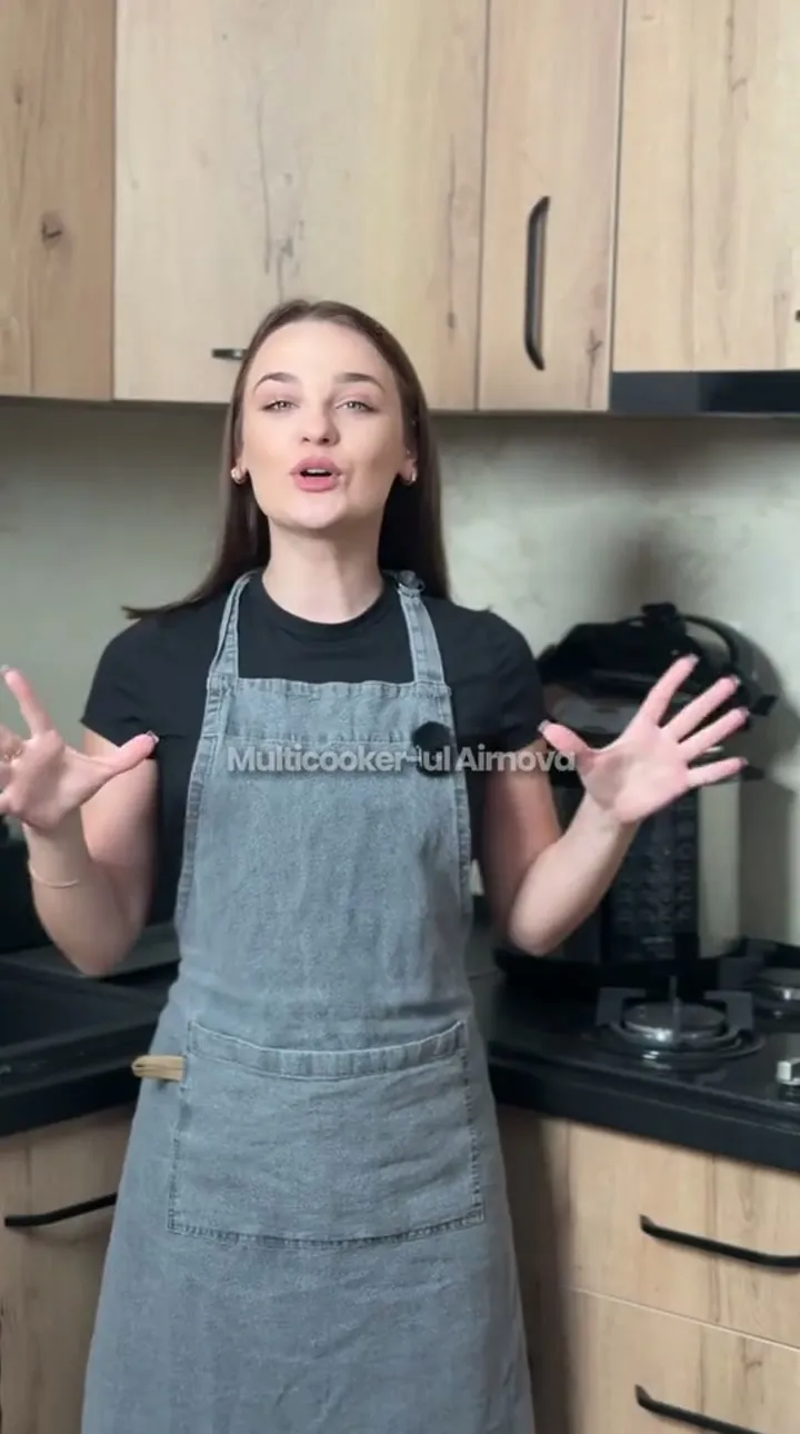 Evelina filmând conținut vertical în studio
